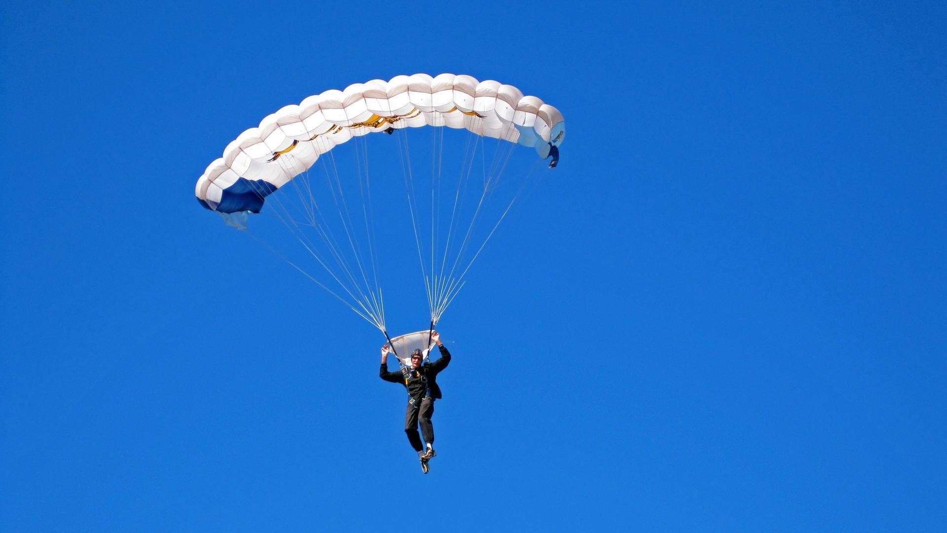 _高空空中漂移：在云间释放速度激情_，空中飘移